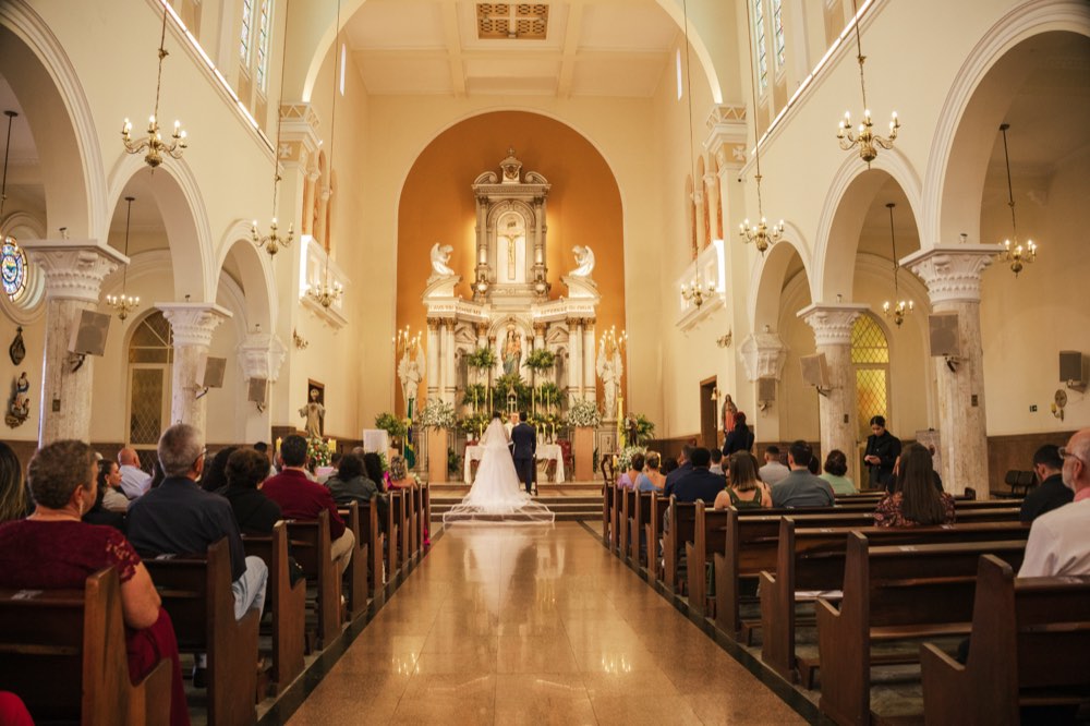 Vista da nave da igreja com os noivos ao fundo